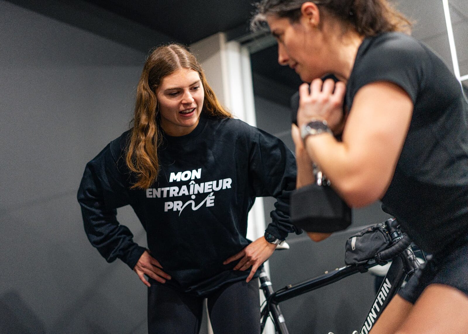 Kinésiologue encourageant une participante